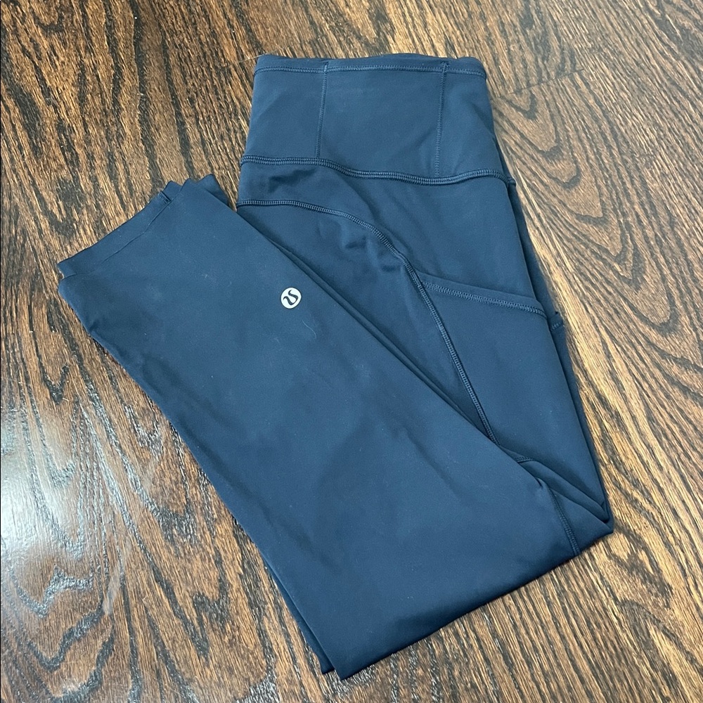 Lululemon women’s cropped leggings with pocket on size